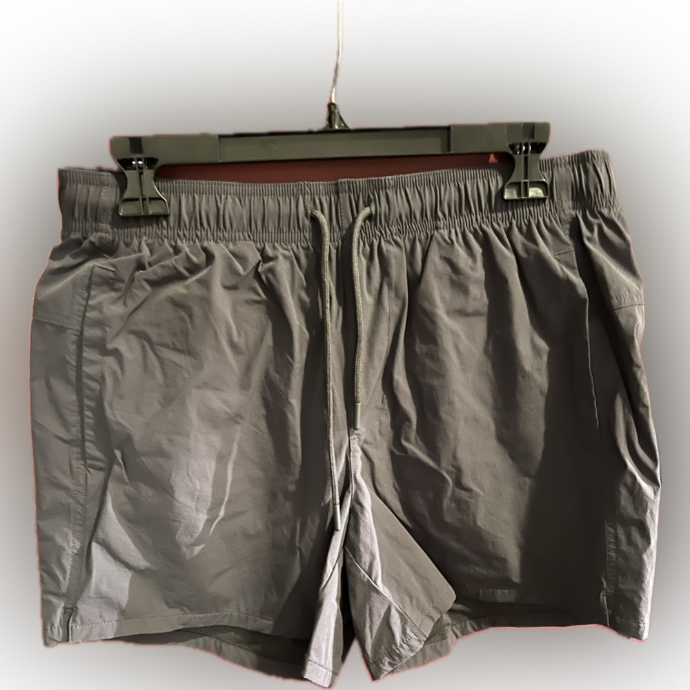 Green cargo shorts size medium excellent condition size medium